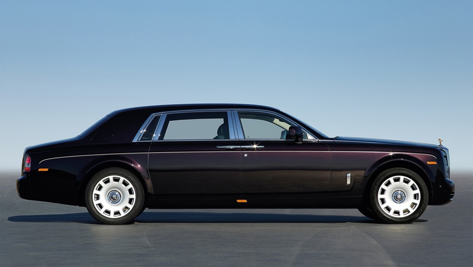 Rolls-Royce Phantom. Выпускается с 2003 года. Две базовые комплектации. Цены от 45 830 400 до 53 961 600 руб.Двигатель 6.7, бензиновый. Привод задний. КПП: автоматическая.