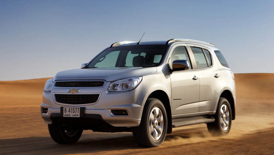 Chevrolet TrailBlazer (2012). Выпускается с 2012 года. Четыре базовые комплектации. Цены от 1 309 000 до 1 642 000 руб.Двигатель от 2.8 до 3.6, дизельный и бензиновый. Привод полный. КПП: механическая и автоматическая.
