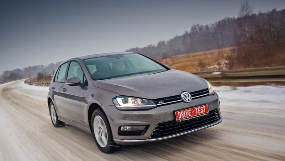 Volkswagen Golf 5D (2012). Выпускается с 2012 года. Девять базовых комплектаций. Цены от 1 240 100 до 1 519 160 руб.Двигатель от 1.4 до 1.6, бензиновый. Привод передний. КПП: механическая, автоматическая и роботизированная.