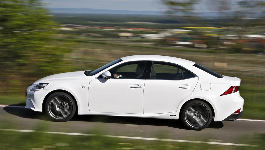 Lexus IS (2013). Выпускается с 2013 года. Три базовые комплектации. Цены от 2 099 000 до 2 931 000 руб.Двигатель 2.0, бензиновый. Привод задний. КПП: автоматическая.