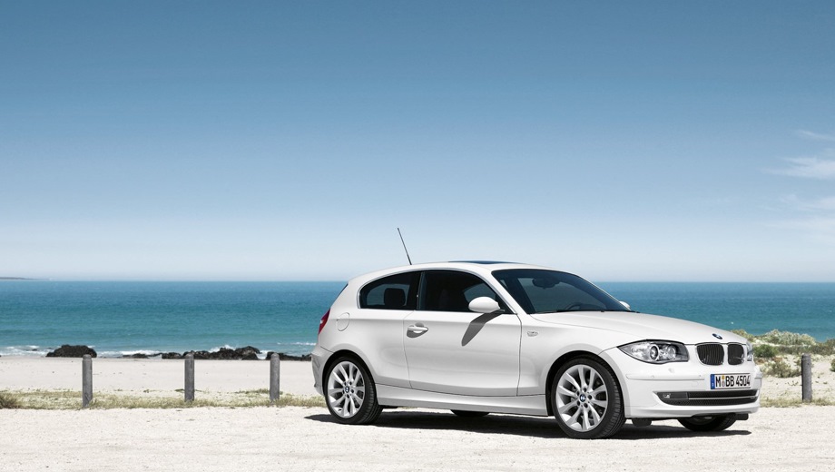 BMW 1-series 3D (2004). Выпускается с 2004 года. Шесть базовых комплектаций. Цены от 834 000 до 1 415 000 руб.Двигатель от 1.6 до 3.0, бензиновый и дизельный. Привод задний. КПП: механическая.