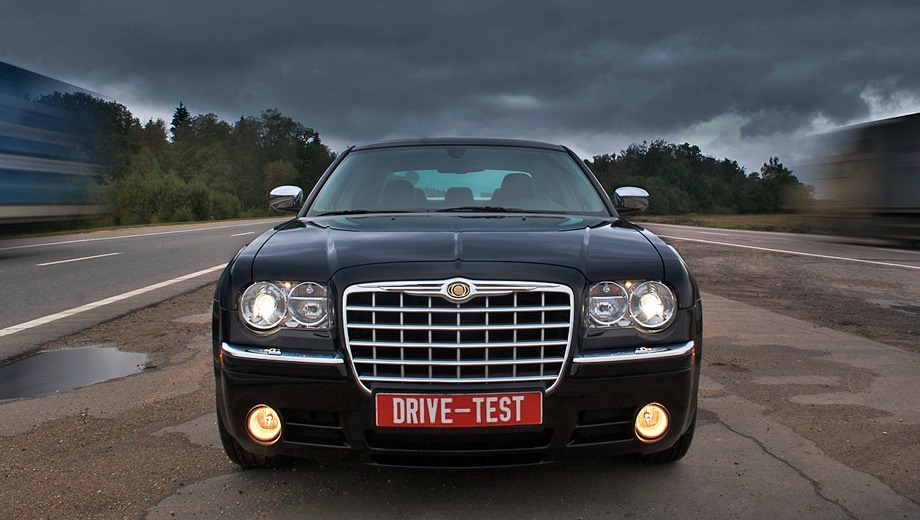 Chrysler 300C (2005). Выпускается с 2005 года. Четыре базовые комплектации. Цены от 4 383 456 до 8 020 320 руб.Двигатель от 2.7 до 6.1, бензиновый. Привод задний. КПП: автоматическая.
