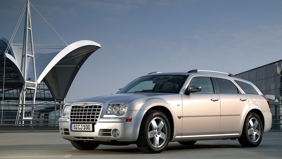 Chrysler 300C Touring. Выпускается с 2005 года. Одна базовая комплектация. Цена 5 507 040 руб.Двигатель 3.5, бензиновый. Привод полный. КПП: автоматическая.