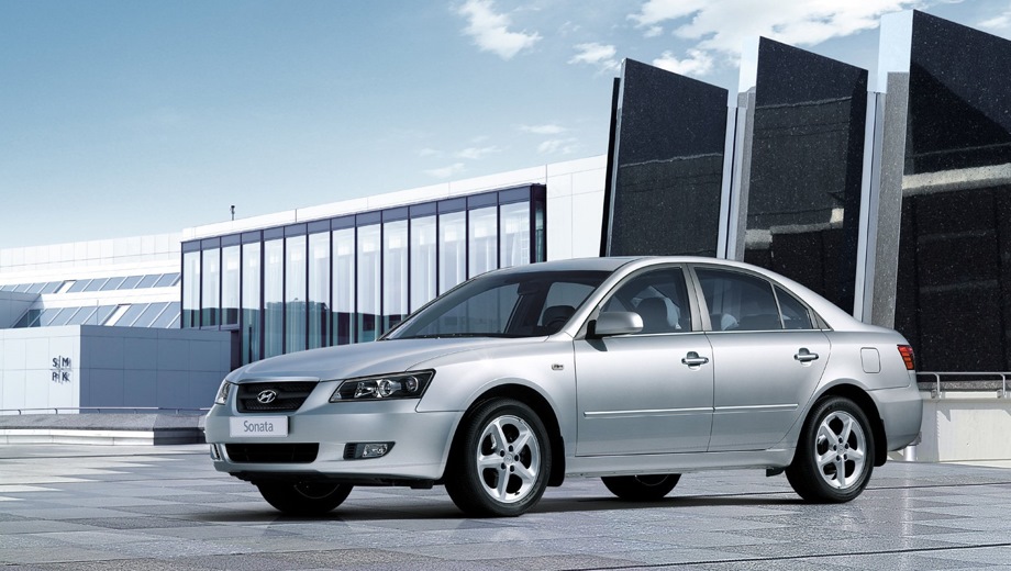 Hyundai NF Sonata. Выпускается с 2004 года. Четыре базовые комплектации. Цены от 845 900 до 997 900 руб.Двигатель 2.0, бензиновый. Привод передний. КПП: механическая и автоматическая.