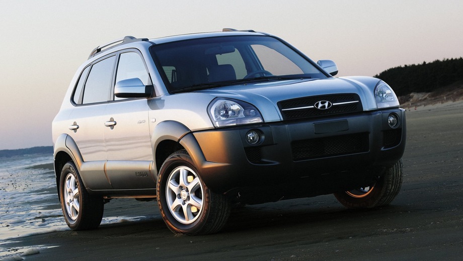 Hyundai Tucson (2005). Выпускается с 2005 года. Двенадцать базовых комплектаций. Цены от 699 900 до 1 074 900 руб.Двигатель от 2.0 до 2.7, бензиновый и дизельный. Привод передний и полный. КПП: механическая и автоматическая.