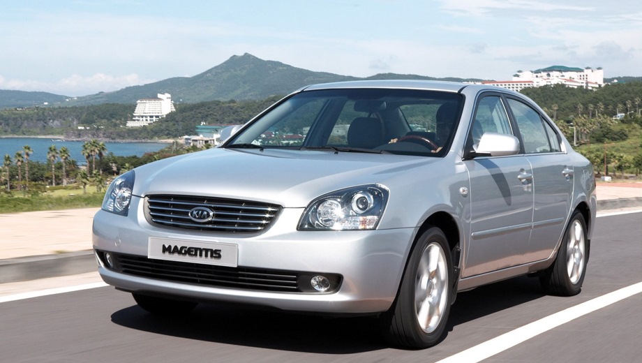 Kia Magentis (2006). Выпускается с 2006 года. Одиннадцать базовых комплектаций. Цены от 665 900 до 849 500 руб.Двигатель от 2.0 до 2.7, бензиновый и дизельный. Привод передний. КПП: механическая и автоматическая.