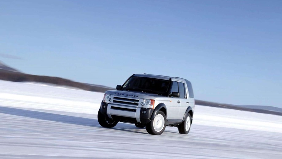 Land Rover Discovery 3 (2004). Выпускается с 2004 года. Четыре базовые комплектации. Цены от 1 660 000 до 2 145 000 руб.Двигатель от 2.7 до 4.4, дизельный и бензиновый. Привод полный. КПП: механическая и автоматическая.