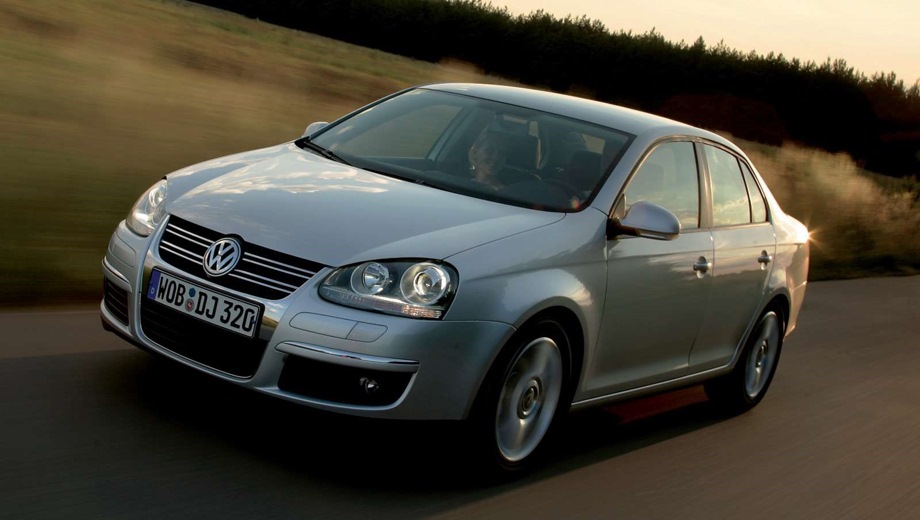 Volkswagen Jetta (2005). Выпускается с 2005 года. Пять базовых комплектаций. Цены от 641 000 до 808 000 руб.Двигатель от 1.4 до 1.9, бензиновый и дизельный. Привод передний. КПП: механическая и роботизированная.