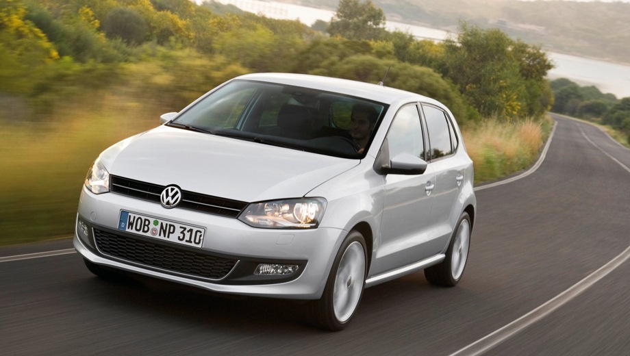 Volkswagen Polo 5D (2005). Выпускается с 2005 года. Шесть базовых комплектаций. Цены от 466 525 до 612 119 руб.Двигатель от 1.2 до 1.6, бензиновый. Привод передний. КПП: механическая и автоматическая.