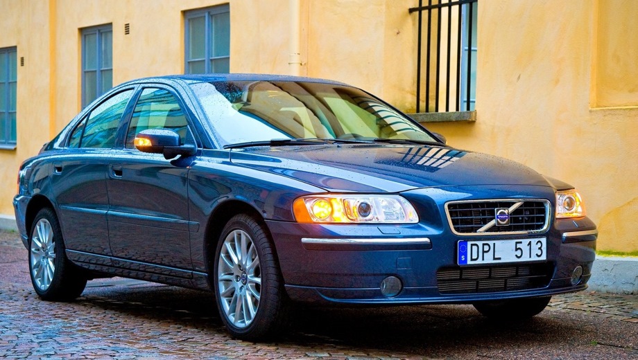 Volvo S60 (2000). Выпускается с 2000 года. Две базовые комплектации. Цены от 912 400 до 1 192 600 руб.Двигатель от 2.4 до 2.5, бензиновый. Привод передний и полный. КПП: автоматическая.