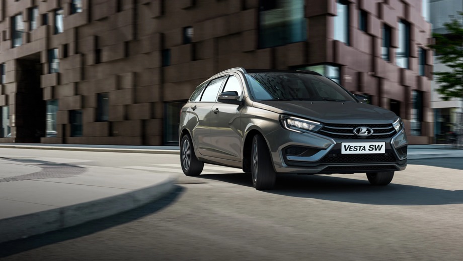 Lada Vesta SW. Выпускается с 2022 года. Восемь базовых комплектаций. Цены от 1 643 900 до 1 995 900 руб.Двигатель от 1.6 до 1.8, бензиновый. Привод передний. КПП: механическая и вариатор.