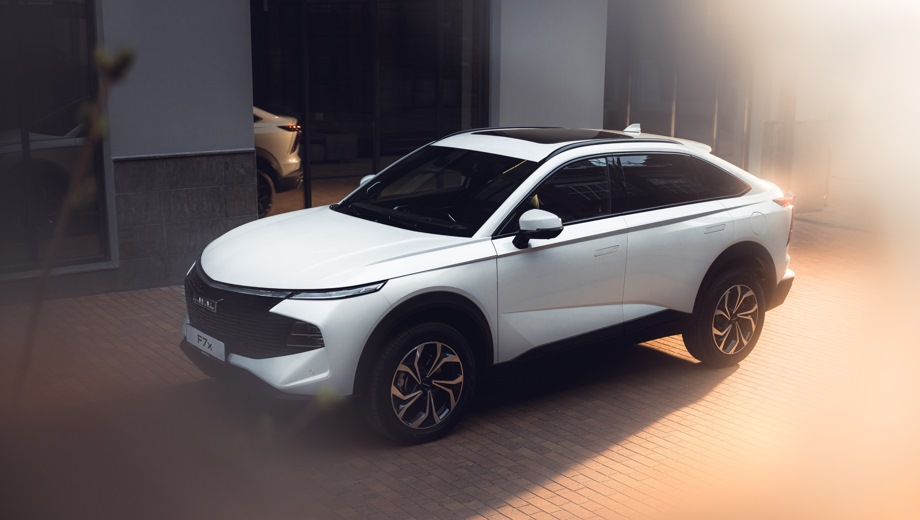 Haval F7x. Выпускается с 2024 года. Две базовые комплектации. Цены от 3 499 000 до 3 699 000 руб.Двигатель 2.0, бензиновый. Привод полный. КПП: роботизированная.