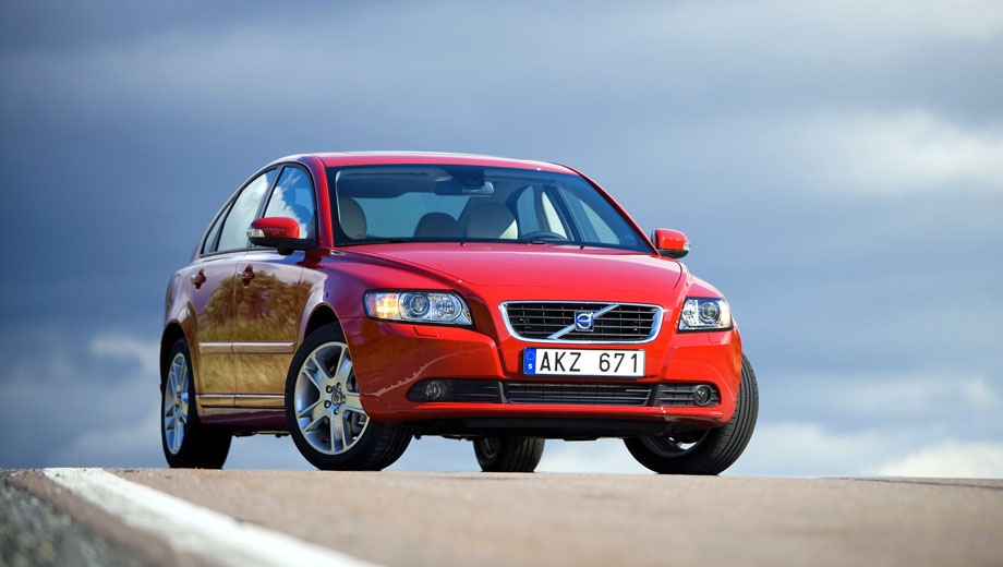 Volvo S40. Выпускается с 2003 года. Четыре базовые комплектации. Цены от 899 000 до 1 175 000 руб.Двигатель 2.0, бензиновый. Привод передний. КПП: роботизированная.