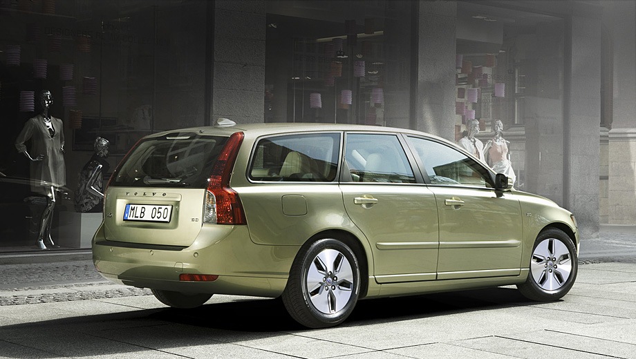 Volvo V50. Выпускается с 2004 года. Шесть базовых комплектаций. Цены от 849 000 до 1 224 000 руб.Двигатель от 1.6 до 2.0, бензиновый. Привод передний. КПП: механическая и роботизированная.