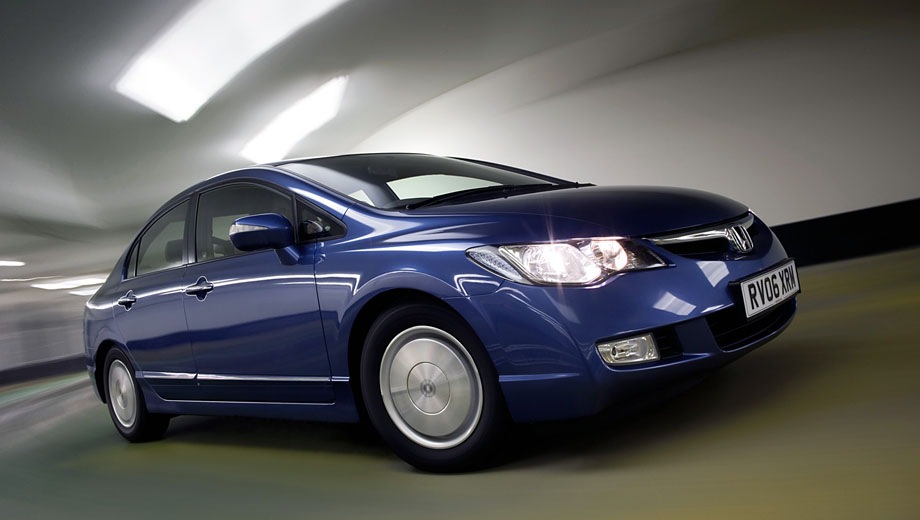 Honda Civic 4D (2006). Выпускается с 2006 года. Четыре базовые комплектации. Цены от 695 000 до 835 000 руб.Двигатель 1.8, бензиновый. Привод передний. КПП: механическая и автоматическая.