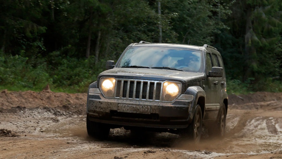 Jeep Cherokee (2008). Выпускается с 2008 года. Три базовые комплектации. Цены от 1 727 000 до 1 768 900 руб.Двигатель от 2.8 до 3.7, бензиновый и дизельный. Привод полный. КПП: автоматическая.