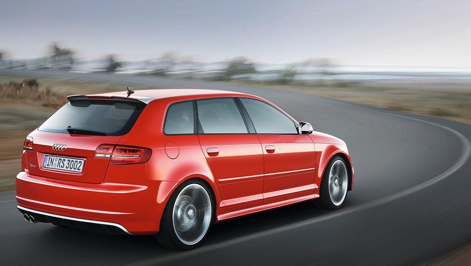 Audi RS3 Sportback (2011). Выпускается с 2011 года. Одна базовая комплектация. Цена 2 365 600 руб.Двигатель 2.5, бензиновый. Привод полный. КПП: роботизированная.