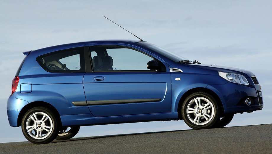 Chevrolet Aveo 3D. Выпускается с 2003 года. Шесть базовых комплектаций. Цены от 390 400 до 499 100 руб.Двигатель от 1.2 до 1.4, бензиновый. Привод передний. КПП: механическая и автоматическая.