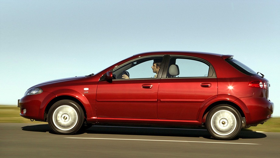 Chevrolet Lacetti 5D. Выпускается с 2004 года. Пять базовых комплектаций. Цены от 462 100 до 562 800 руб.Двигатель от 1.4 до 1.6, бензиновый. Привод передний. КПП: механическая и автоматическая.