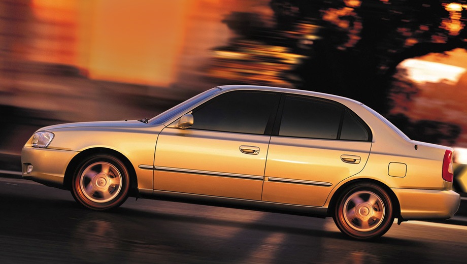 Hyundai Accent. Выпускается с 1999 года. Шесть базовых комплектаций. Цены от 377 700 до 455 700 руб.Двигатель 1.5, бензиновый. Привод передний. КПП: механическая и автоматическая.