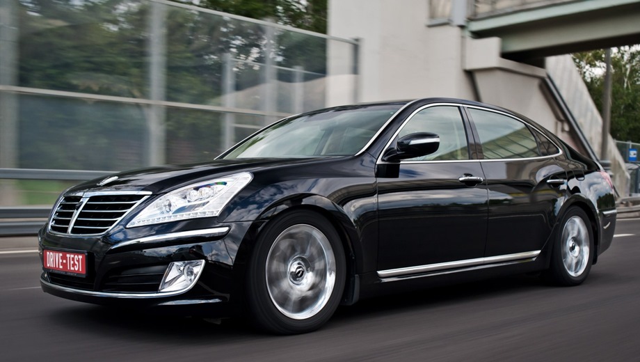 Hyundai Equus. Выпускается с 2009 года. Пять базовых комплектаций. Цены от 3 437 000 до 4 627 000 руб.Двигатель от 3.8 до 5.0, бензиновый. Привод задний. КПП: автоматическая.