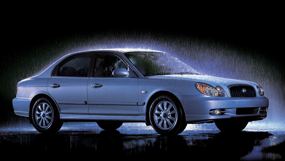Hyundai Sonata (2001). Выпускается с 2001 года. Семь базовых комплектаций. Цены от 557 700 до 744 700 руб.Двигатель от 2.0 до 2.7, бензиновый. Привод передний. КПП: механическая и автоматическая.