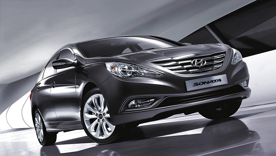 Hyundai Sonata (2010). Выпускается с 2010 года. Десять базовых комплектаций. Цены от 929 900 до 1 293 900 руб.Двигатель от 2.0 до 2.4, бензиновый. Привод передний. КПП: механическая и автоматическая.
