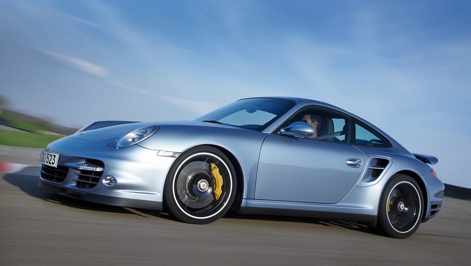 Porsche 911 Turbo Coupe (997) (2004). Выпускается с 2004 года. Две базовые комплектации. Цены от 7 686 000 до 8 946 000 руб.Двигатель 3.8, бензиновый. Привод полный. КПП: механическая и роботизированная.