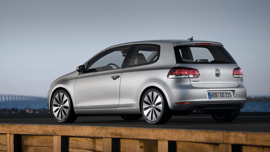 Volkswagen Golf 3D (2009). Выпускается с 2009 года. Одиннадцать базовых комплектаций. Цены от 551 000 до 815 000 руб.Двигатель от 1.2 до 2.0, бензиновый и дизельный. Привод передний. КПП: механическая и роботизированная.