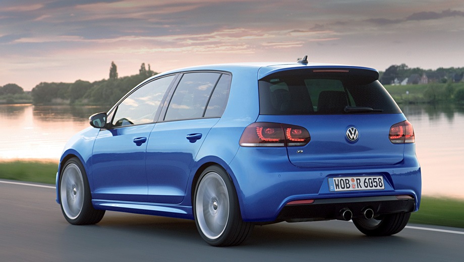 Volkswagen Golf R 5D (2009). Выпускается с 2009 года. Одна базовая комплектация. Цена 1 557 850 руб.Двигатель 2.0, бензиновый. Привод полный. КПП: роботизированная.