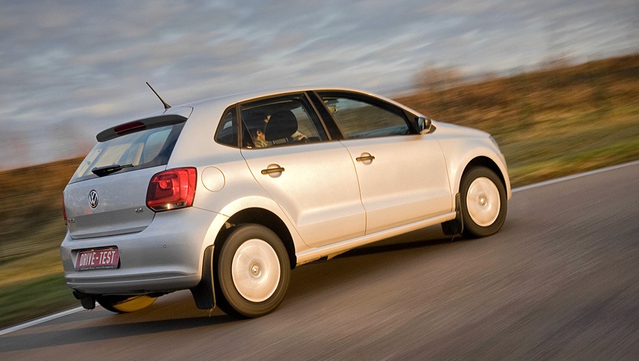 Volkswagen Polo 5D. Выпускается с 2009 года. Семь базовых комплектаций. Цены от 541 760 до 710 760 руб.Двигатель от 1.2 до 1.4, бензиновый. Привод передний. КПП: механическая и роботизированная.