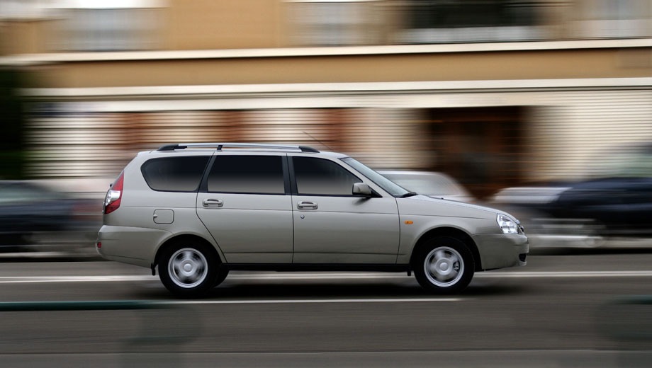Lada Priora wagon. Выпускается с 2009 года. Шесть базовых комплектаций. Цены от 446 600 до 537 900 руб.Двигатель 1.6, бензиновый. Привод передний. КПП: механическая и роботизированная.