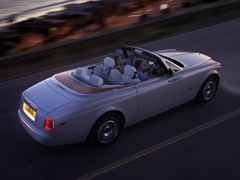 Rolls-Royce Phantom Drophead Coupe. Выпускается с 2008 года. Одна базовая комплектация. Цена 53 222 400 руб.Двигатель 6.7, бензиновый. Привод задний. КПП: автоматическая.