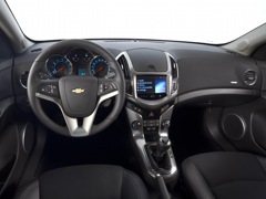 Chevrolet Cruze Hatchback. Выпускается с 2011 года. Восемь базовых комплектаций. Цены от 913 000 до 1 157 000 руб.Двигатель от 1.4 до 1.8, бензиновый. Привод передний. КПП: механическая и автоматическая.