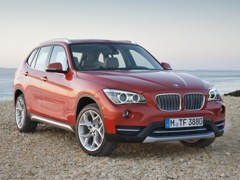 BMW X1 (2009). Выпускается с 2009 года. Семь базовых комплектаций. Цены от 1 810 000 до 2 210 000 руб.Двигатель 2.0, бензиновый и дизельный. Привод задний и полный. КПП: автоматическая и механическая.