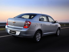 Chevrolet Cobalt (2011). Выпускается с 2011 года. Три базовые комплектации. Цены от 571 000 до 668 000 руб.Двигатель 1.5, бензиновый. Привод передний. КПП: механическая и автоматическая.