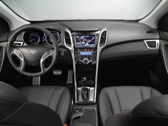 Hyundai i30 3D. Выпускается с 2012 года. Три базовые комплектации. Цены от 849 900 до 999 900 руб.Двигатель от 1.4 до 1.6, бензиновый. Привод передний. КПП: механическая и автоматическая.