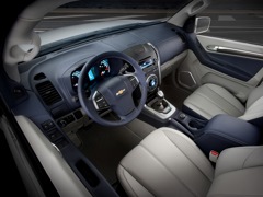 Chevrolet TrailBlazer (2012). Выпускается с 2012 года. Четыре базовые комплектации. Цены от 1 309 000 до 1 642 000 руб.Двигатель от 2.8 до 3.6, дизельный и бензиновый. Привод полный. КПП: механическая и автоматическая.