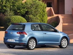 Volkswagen Golf 3D. Выпускается с 2012 года. Девять базовых комплектаций. Цены от 1 197 000 до 1 472 000 руб.Двигатель от 1.4 до 1.6, бензиновый. Привод передний. КПП: механическая, автоматическая и роботизированная.