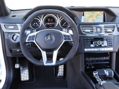 Mercedes-Benz E 63 AMG (2009). Выпускается с 2009 года. Две базовые комплектации. Цены от 5 790 000 до 6 290 000 руб.Двигатель 5.5, бензиновый. Привод задний и полный. КПП: автоматическая.