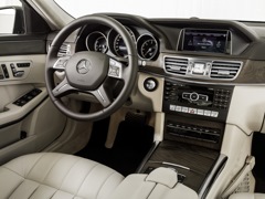 Mercedes-Benz E Estate (2009). Выпускается с 2009 года. Две базовые комплектации. Цены от 2 850 000 до 2 990 000 руб.Двигатель от 1.8 до 2.1, бензиновый и дизельный. Привод задний и полный. КПП: автоматическая.