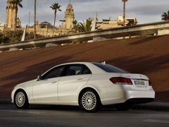 Mercedes-Benz E Saloon (2009). Выпускается с 2009 года. Семь базовых комплектаций. Цены от 2 290 000 до 3 550 000 руб.Двигатель от 2.0 до 3.5, бензиновый и дизельный. Привод задний и полный. КПП: автоматическая.
