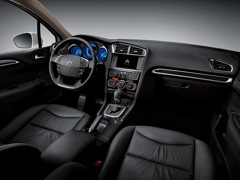 Citroen C4 Sedan (2013). Выпускается с 2013 года. Тринадцать базовых комплектаций. Цены от 954 000 до 1 354 000 руб.Двигатель 1.6, бензиновый. Привод передний. КПП: механическая и автоматическая.
