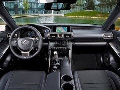 Lexus IS (2013). Выпускается с 2013 года. Три базовые комплектации. Цены от 2 099 000 до 2 931 000 руб.Двигатель 2.0, бензиновый. Привод задний. КПП: автоматическая.