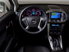 Chevrolet Captiva. Выпускается с 2006 года. Двенадцать базовых комплектаций. Цены от 1 565 000 до 1 884 000 руб.Двигатель от 2.2 до 3.0, бензиновый и дизельный. Привод полный. КПП: механическая и автоматическая.