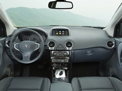 Renault Koleos (2008). Выпускается с 2008 года. Восемь базовых комплектаций. Цены от 1 299 000 до 1 947 990 руб.Двигатель от 2.0 до 2.5, бензиновый и дизельный. Привод полный. КПП: механическая, вариатор и автоматическая.