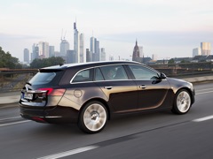 Opel Insignia Sports Tourer. Выпускается с 2008 года. Семь базовых комплектаций. Цена пока неизвестна.Двигатель от 1.6 до 2.0, бензиновый и дизельный. Привод передний. КПП: механическая и автоматическая.