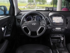 Hyundai ix35. Выпускается с 2010 года. Четырнадцать базовых комплектаций. Цены от 1 079 900 до 1 558 900 руб.Двигатель 2.0, бензиновый и дизельный. Привод передний и полный. КПП: механическая и автоматическая.