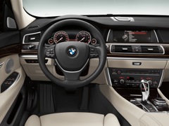 BMW 5 GT. Выпускается с 2009 года. Пять базовых комплектаций. Цены от 3 350 000 до 4 450 000 руб.Двигатель от 3.0 до 4.4, дизельный и бензиновый. Привод задний и полный. КПП: автоматическая.