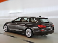 BMW 5 Series Touring. Выпускается с 2010 года. Одна базовая комплектация. Цена 3 080 000 руб.Двигатель 2.0, бензиновый. Привод полный. КПП: автоматическая.